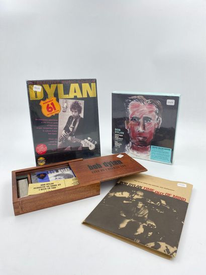 Bob Dylan Bob Dylan
Lot incluant un coffret français en bois "Good As I Been To You"...