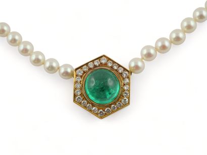 COLLIER composé d'un rang de perles COLLAR composed of a strand of cultured pearls...