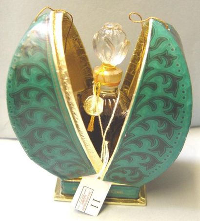 FLACON RUSSE Flacon en verre, scellé, PDO. Dans son coffret figurant un oeuf Fabergé,...