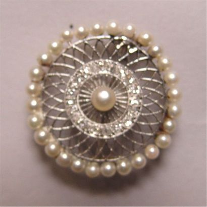 null Broche ronde en platine sertie de diamants rehaussés de perles, ép. 1920, Poids...