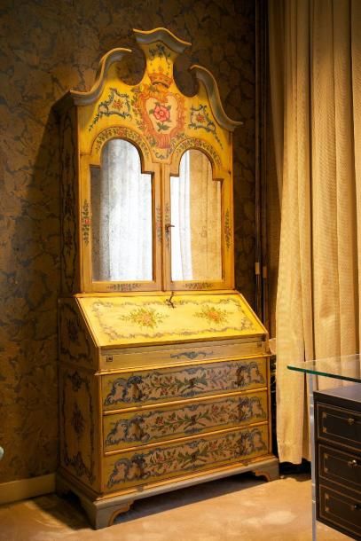 null Scriban en bois polychrome à fond jaune, ouvrant à deux portes à miroirs en...