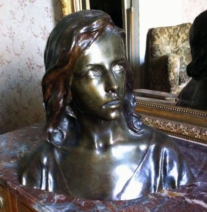 *Raoul LARCHE, buste de Jésus enfant devant...