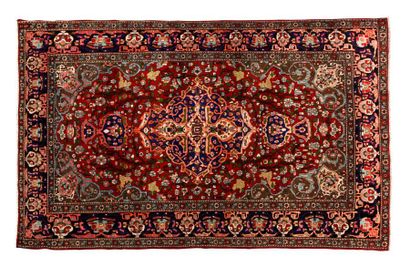 null ISPAHAN (Perse), milieu du XXe siècle

Un décor floral dit " Samovari" de couleur...
