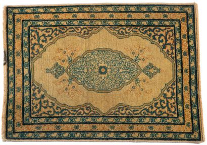 null TABRIZ (Perse),fin du 19e siècle, début 20e 

Délicat médaillon bleuté sur fond...