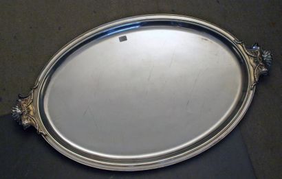 null Grand plat ovale Christofle en métal argenté rehaussé de prises à motif de coquille...