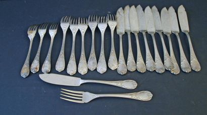 null 7 fourchettes et 10 couteaux à poisson en métal argenté Christofle modèle Marly,...