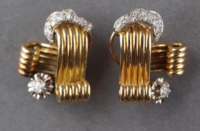 null Paire de clips d'oreilles noeuds rubanés en or 750°/°° rehaussés de diamants,...