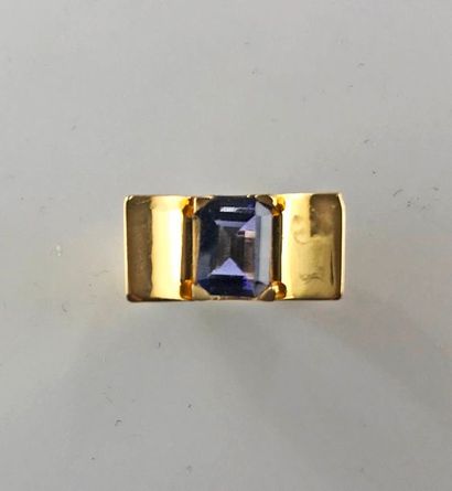 null Bague chevalière livre ouvert en or 750°/°° sertie d'une iolite taille émeraude,...