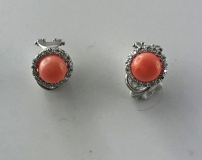 null Paire de clips d'oreilles en or gris 750°/°° ornés d'un cabochon de corail rose...