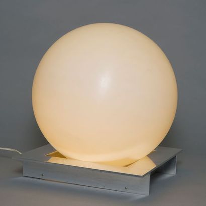null Travail des années 1970

Lampe de table composée d'une sphère lumineuse en plastique...