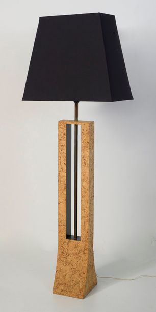 null Travail des années 1970

Lampe de sol en liège et métal.

Haut. : 122 cm (sans...