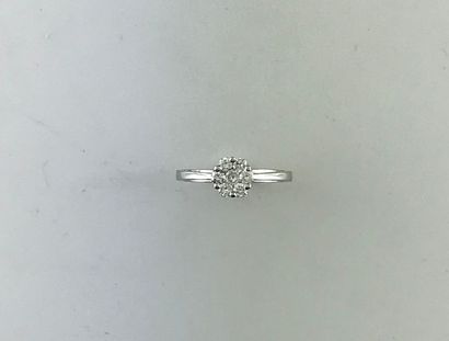 null Bague fleur en or gris 750°/°°sertie d'un diamant brillanté dans un entourage...