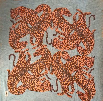 null YVES SAINT LAURENT

Châle en mousseline de soie imprimée de léopard sur fond...