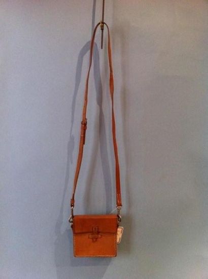 COURREGES Paris - circa 1970 Petit sac boite à bandoulière en cuir naturel.