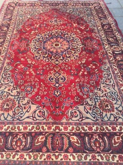 null Grand Meched. Iran. Vers 1985. Champ rubis a Decor floral. Dîmensions. 290 x...