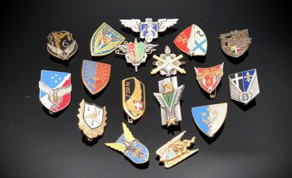 null France Lot de 17 (env.) insignes militaires sur l'Armée de l'air et divers....