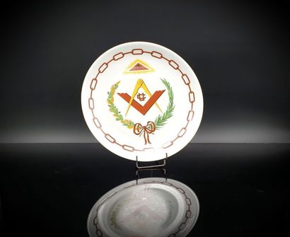 null Assiette en porcelaine de Limoges, à décor du triangle, compas, équerre et feuillages,...