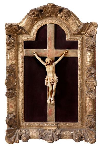 null CHRIST en croix en ivoire sculpté dans un cadre en bois doré XIXe siècle
H:...
