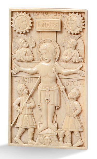null PLAQUETTE en ivoire sculpté en bas-relief à décor d'une Crucifixion avec saint...