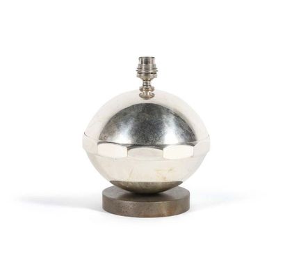 TRAVAIL FRANÇAIS Lamp
Steel, silver
H.: 23 cm.
Circa 1930