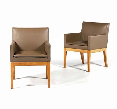 JEAN-MICHEL FRANK (1895- 1941) 
Pair of bridge chairs
Leather, oak
83 x 57 x 60 cm.
International...