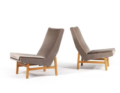 ARP Paire de fauteuils
Bois, velours
86 x 58 x 85 cm.
Circa 1955