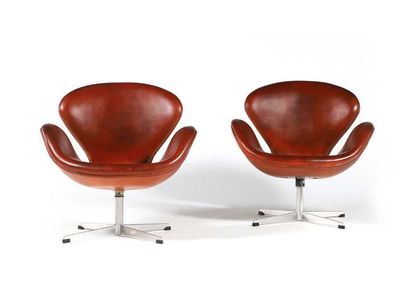 Arne JACOBSEN (1902-1971) 
Paire de fauteuils dits Swan
Cuir, fonte d'aluminium
74...