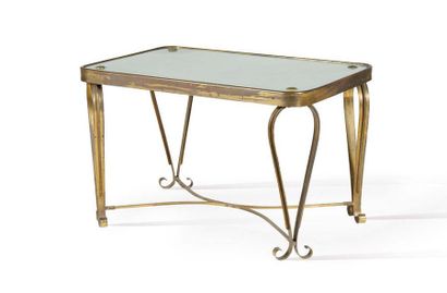 TRAVAIL ITALIEN Table basse
Laiton, verre
49 x 75 x 50 cm.
Circa 1950