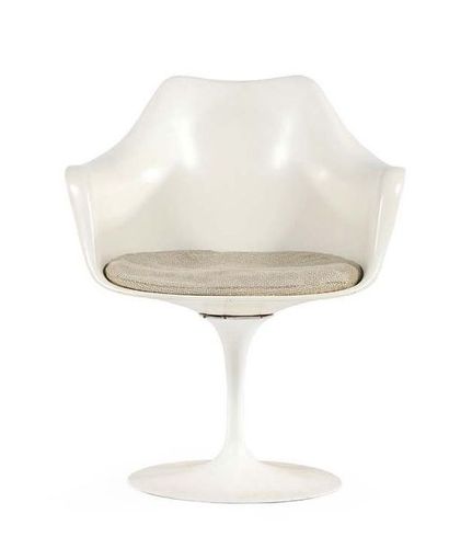 Eero Saarinen (1910-1961) 
Armchair dit 150 U Fibreglass, cast aluminium, woollen...