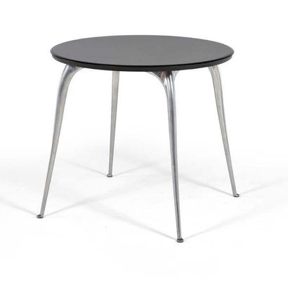 PHILIPPE STARCK (1949) 
Pedestal table called Louise
Wood, aluminium
73 x 80 cm.