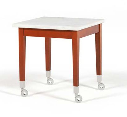 PHILIPPE STARCK (1949) 
Table dite Neoz
Marbre, caoutchouc, acajou
42 x 40 x 40 cm.
Driade,...