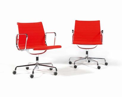 Charles (1907-1978) & Ray (1912-1988) EAMES Paire de fauteuils dits EA 117
Acier,...