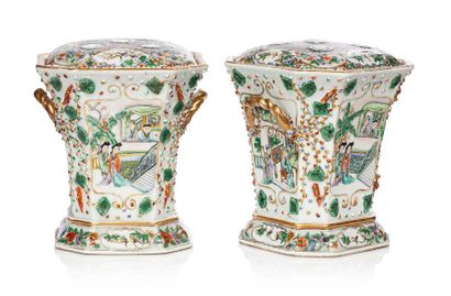 CHINE vers 1880-1900 
Paire de bouquetières en porcelaine de Canton, à décor en émaux...