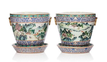 Chine XIXe siècle Paire de jardinières en porcelaine et émaux de la famille rose,...