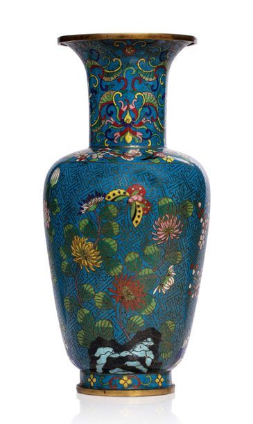 CHINE 2e moitié du XIXe siècle Baluster vase in bronze and partitioned enamels, with...