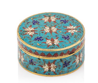 CHINE FIN XIXE SIÈCLE Circular box covered in cloisonné enamels on bronze, with polychrome...
