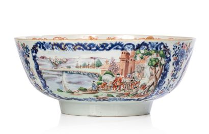 CHINE XVIIIe siècle Coupe en porcelaine, à décor « palettes de mandarin » en médaillon...