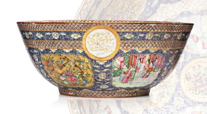 CHINE PERIODE GUANGXU Grande coupe en porcelaine de Canton, a decor en emaux de style...