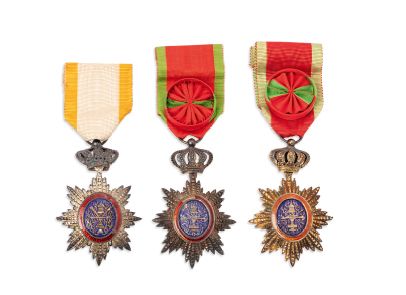 CAMBODGE FIN XIXe-DEBUT XXe SIECLE Trois insignes de chevalier et d'officier de l'ordre...