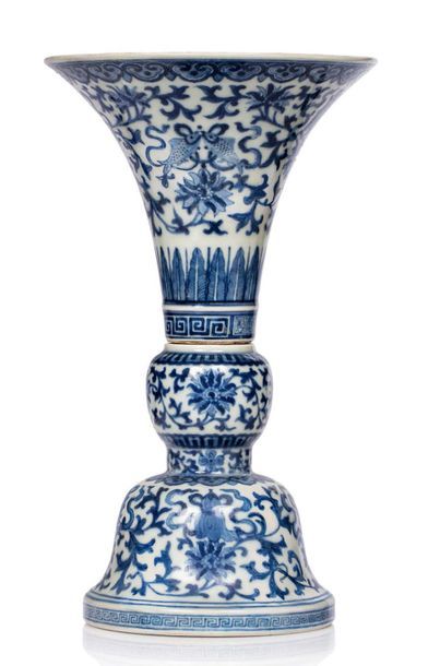 CHINE PERIODE JIAQING Vase de forme Gu en porcelaine, a decor en bleu sous couverte...