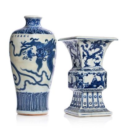CHINE FIN XIXE SIÈCLE Two vases in blue white porcelain, one of meiping shape decorated...