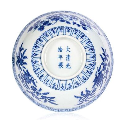 CHINE MARQUE ET ÉPOQUE GUANGXU Coupe en porcelaine, a decor en bleu sous couverte...