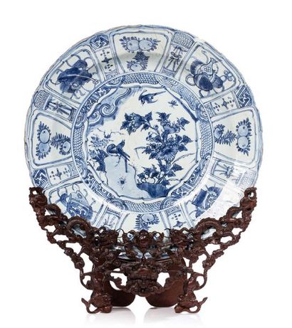 CHINE PERIODE WANLI Large porcelain dish of the karaach type, in the shape of a large...