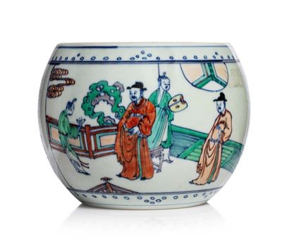 CHINE XXe siècle Petite vasque en porcelaine et émaux doucai, à décor de dignitaires...