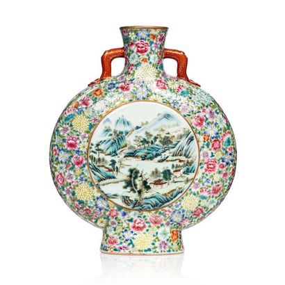 CHINE PERIODE MINGUO (1912-1949) 
Gourde en porcelaine et émaux de la famille rose,...