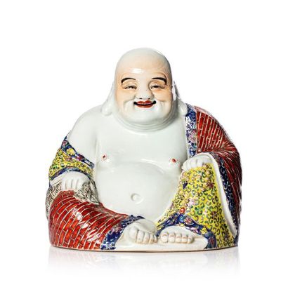 CHINE XXe siècle Souriant Bouddhaï en porcelaine et émaux de la famille rose, assis...