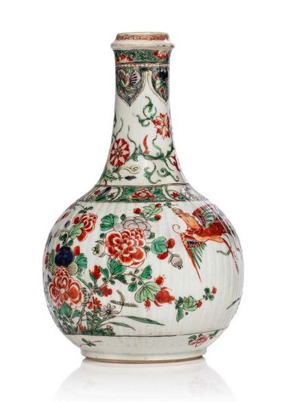 CHINE PÉRIODE KANGXI Vase bouteille à panse légèrement godronnée en porcelaine et...