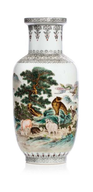 CHINE XXe siècle Vase rouleau en porcelaine, à décor en émaux de la famille rose...