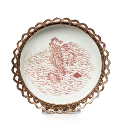 CHINE XVIIIe siècle Petit bassin en porcelaine et rouge de fer, à décor d'un paysage...