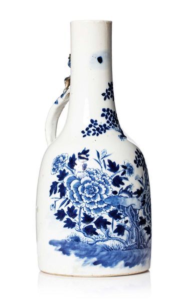 CHINE PÉRIODE GUANGXU, FIN XIXE SIÈCLE Vase bouteille de forme maillet à anse en...